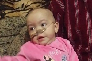 La pequeña Ángela sufre el síndrome de Niemann-Pick.