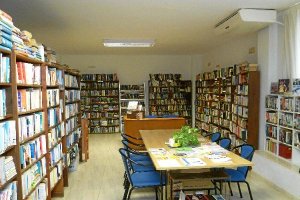 Aspecto de la biblioteca británica, ubicada en el centro de usos múltilpes de Mojácar desde 2003.