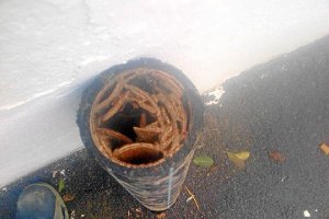 Una de las tuberías obstruidas por la cal.