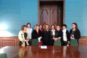 Esther Fernández (2ª por la izquierda) en la reunión con Susana Díaz.