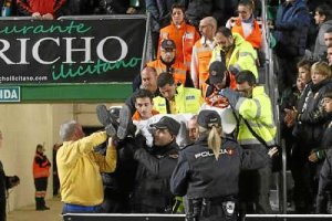 Momento del traslado del seguidor ilicitano por las asistencias sanitarias.