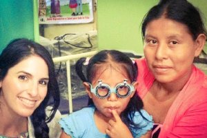 La óptico-optometrista almeriense Marina Carreño Padilla con miembros de la comunidad indígena de la