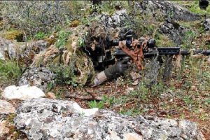 Un tirador de precisión camuflado, en un ejercicio de la X Bandera de la Legión en el mes de noviemb