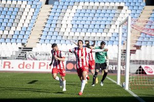 Hicham celebra el 1-0 en el Mediterráneo.