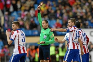 Mateu Lahoz mostando la tarjeta cuan general del arbitraje.