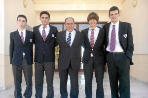 El profesor Javier Eladio Guzmán y los alumnos del SEK ganadores