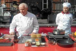 Antonio Gázquez mostrando su cocina en directo.