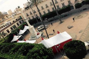 Montaje de las jaimas que acogerán a los expositores del Día del Tomate en la Plaza Vieja