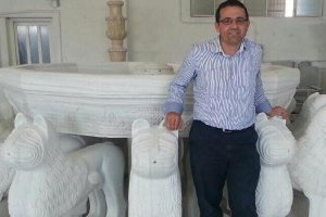 El teniente de alcalde Guillermo Casquet posa junto a la fuente que se instalará en la Plaza de la C