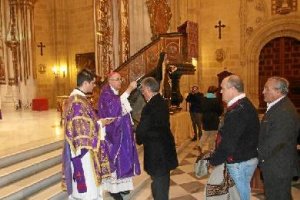 El Obispo impone las cenizas a los fieles en su sede diocesana de la Catedral de la Encarnación.