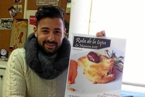 Javier Morales, concejal de Participación, con el cartel de la ruta.