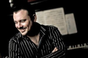 Lechner es un pianista argentino que vive en España. 