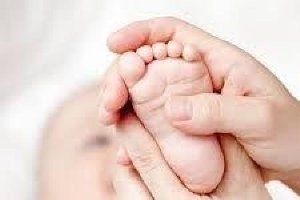 Un recién nacido en una revisión pediátrica.