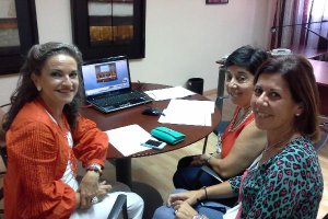 Maica Martínez, Guadalupe Díaz y Esther Carmona, matronas en un foro sobre doulas. 