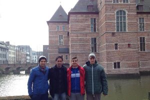 Fran Ruiz con los futbolistas después de firmar el contrato.