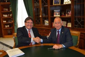 firma entre Mena y Amat de un convenio anterior sobre el parque