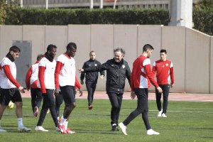 Juan Ignacio hablando con los jugadores al acabar el entreno.