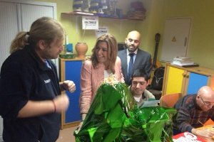 Susana Díaz con el regalo que le han hecho los usuarios del centro Las Salinas de Almería.