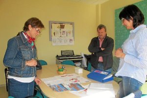 La delegada y la presidenta de la Asociación observan el plano del edificio. 