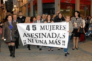 Imagen de una marcha contra la violencia de género en la que los ciudadanos portan una pancarta. 