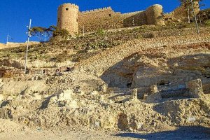 Vista general de los restos de las viviendas medievales encontrados en la falda de la Alcazaba.