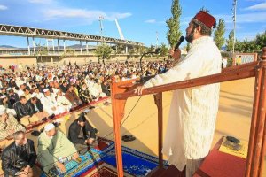 Rezos por la Fiesta del Cordero en el estadio.