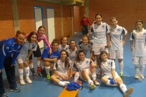 Las jugadoras almerienses posan tras la victoria en Córdoba.