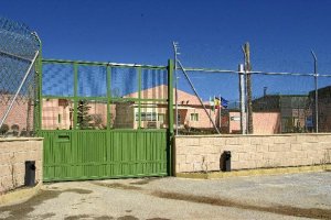 Puerta de acceso al recinto en el que se encuentra la residencia de menores Tierras de Oria.