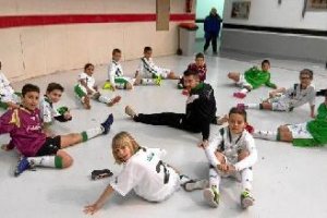 Los estiramientos tan necesarios para los jóvenes canteranos.