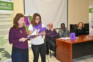 Lectura colectiva de ‘Zimma’ en la ONG. 