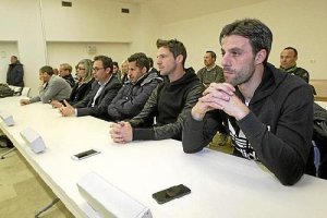 Los jugadores del Elche escuchan a su presidente.