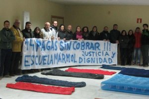 Trabajadores de la Escuela del Mármol de Andalucía anoche durante su encierro de protesta por las de