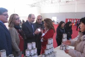 José Manuel Ortiz, en un expositor de conservas hortofrutícolas en la feria Redmur.