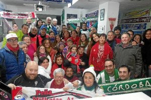 La Peña Milhojas en su hermanamiento con peñistas cordobeses.