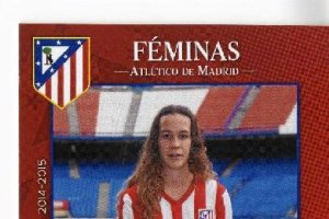 La jugadora posanado en el césped del Vicente Calderón.