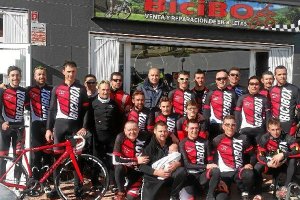 El nuevo equipo ciclista se hizo la foto de familia.