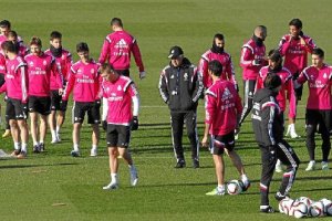 Florentino ha dado un tirón de orejas a sus jugadores.