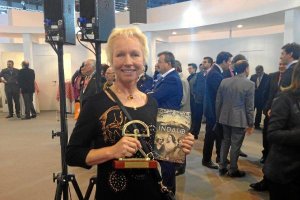 La escritora con su libro y el Indalo de Oro en la última edición de Fitur. 