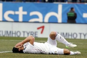 Khedira, tendido en el césped del Vicente Calderón.