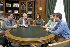 José Juan rubí con Gabriel Amat, y Ángeles Martínez junto a técnicos roqueteros.