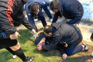 Asián es atendido en la banda tras ser agredido.