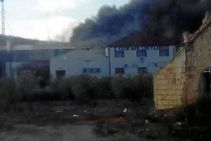 Imagen del fuego en parte de la fábrica cooperativa.