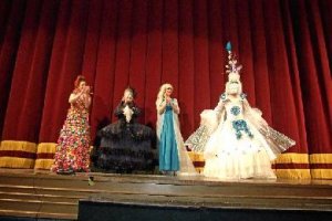 Aspirantes a Diosa del Carnaval y ganador a la derecha.