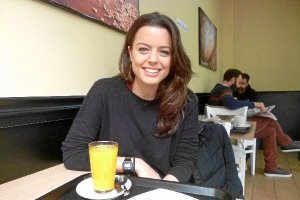 Adriana Torrebejano con su desayuno; al fondo, Francisco Conde y Kurro González.