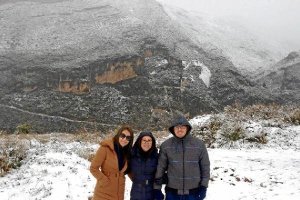 Almerienses disfrutando hoy de la nieve en Enix.