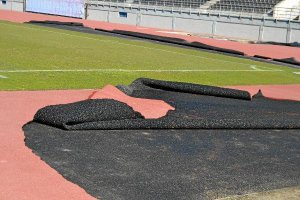 Las pistas de tartán fueron arrancadas por el fuerte viento.