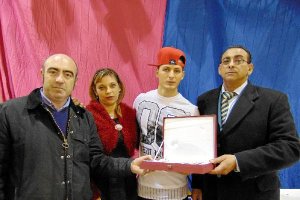 Nyno Vargas recibió una placa conmemorativa.