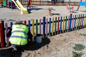 Un trabajador en un parque infantil