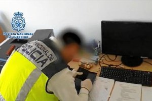 Policía Nacional en una registro