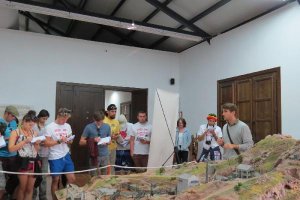 Estudiantes asisten a las explicaciones de los técnicos